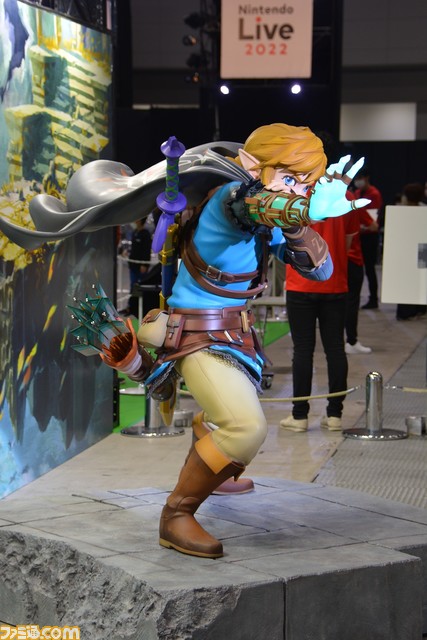 『ゼルダの伝説　ティアーズ オブ ザ キングダム』リンクのスタチューが初お披露目。怪しく光る右手を突き出したリンクと記念撮影ができる【Nintendo Live 2022】