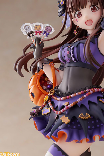 『シャニマス』ハロウィン衣装を纏った園田智代子のフィギュアが登場。衣装やお菓子、小物までかわいさが詰まった逸品に。あみあみではタペストリーも付属