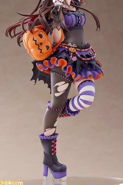 『シャニマス』ハロウィン衣装を纏った園田智代子のフィギュアが登場。衣装やお菓子、小物までかわいさが詰まった逸品に。あみあみではタペストリーも付属