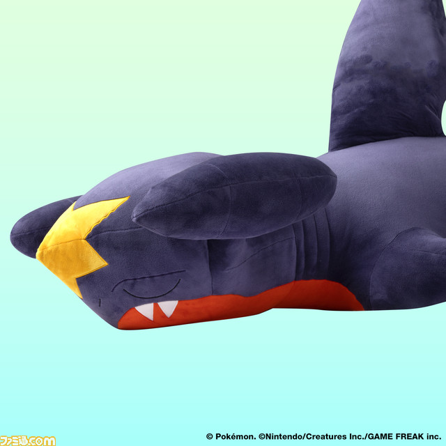 【ポケモン】ガブリアスの大きなクッションがプレバンにて本日（10/12）より予約開始。寝そべり姿がかわいらしい