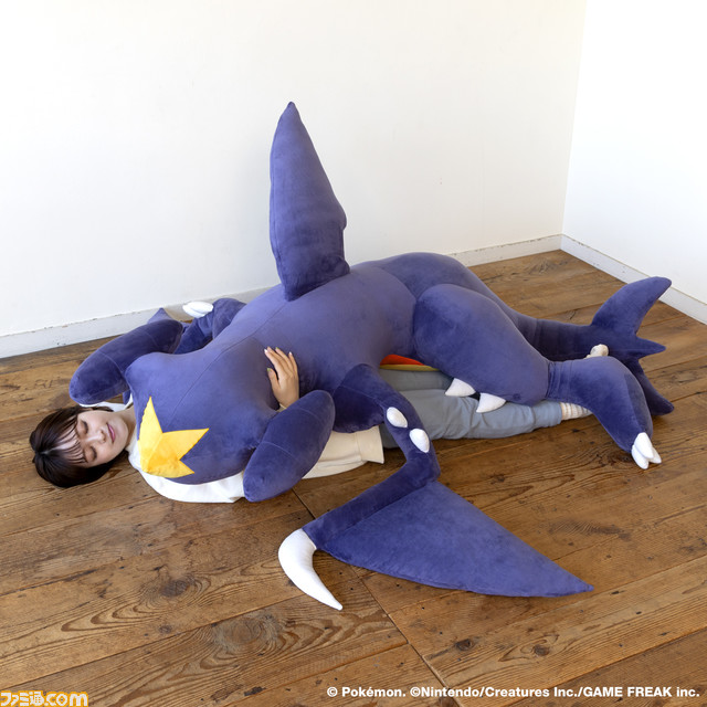 ポケモン】ガブリアスが全長約1.6メートルのビッグサイズのぬいぐるみ 