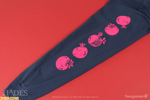 『HADES』ステッカー付きTシャツやロンT、しゃべるぬいぐるみ、ザグレウスやメガイラたちのピンバッジ、ポスター、サントラなどの最新グッズ10点が登場