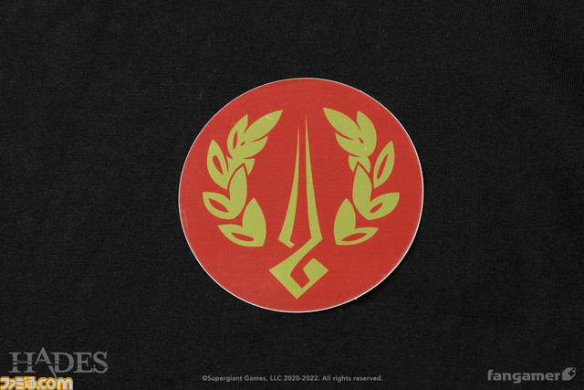 『HADES』ステッカー付きTシャツやロンT、しゃべるぬいぐるみ、ザグレウスやメガイラたちのピンバッジ、ポスター、サントラなどの最新グッズ10点が登場