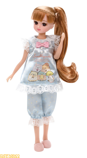 『すみっコぐらし』×リカちゃんがコラボしたお部屋が12月3日より発売。パソコンや目覚まし時計、マグカップなどの小物にすみっコぐらしのキャラクターたちがデザイン