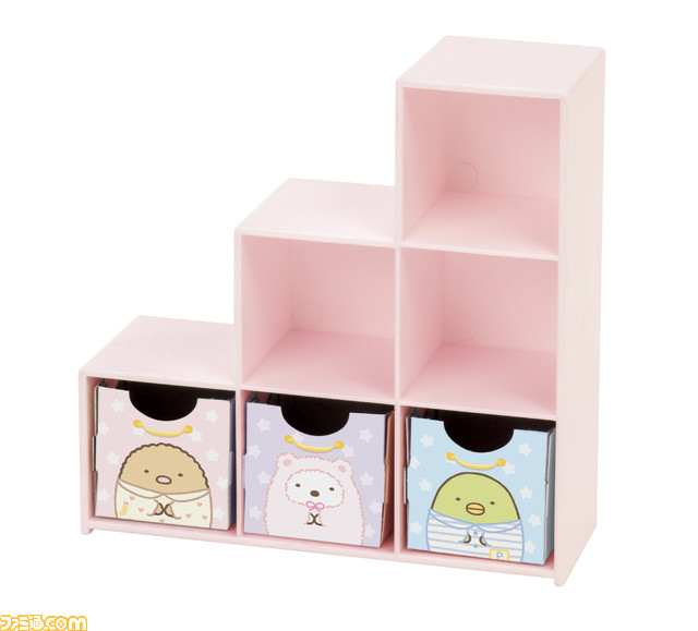 『すみっコぐらし』×リカちゃんがコラボしたお部屋が12月3日より発売。パソコンや目覚まし時計、マグカップなどの小物にすみっコぐらしのキャラクターたちがデザイン