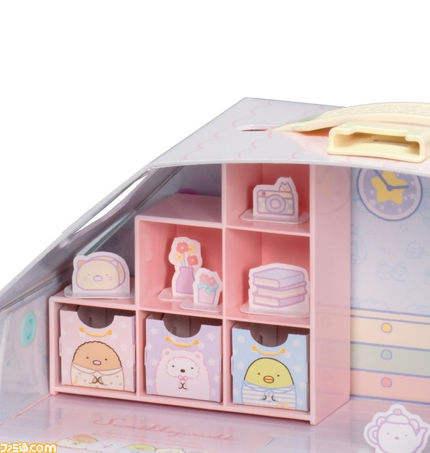 『すみっコぐらし』×リカちゃんがコラボしたお部屋が12月3日より発売。パソコンや目覚まし時計、マグカップなどの小物にすみっコぐらしのキャラクターたちがデザイン