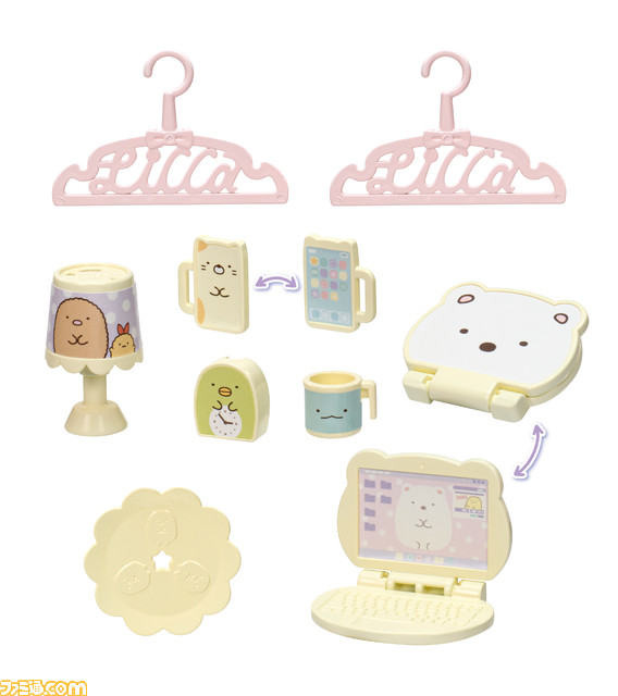 『すみっコぐらし』×リカちゃんがコラボしたお部屋が12月3日より発売。パソコンや目覚まし時計、マグカップなどの小物にすみっコぐらしのキャラクターたちがデザイン