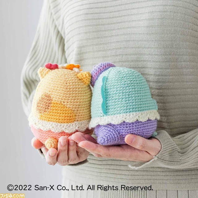『すみっコぐらし』とクチュリエのコラボ商品が登場。フルーツの衣装を着たキャラを編んだり、ビーズのアイテムとして作れるハンドメイド商品