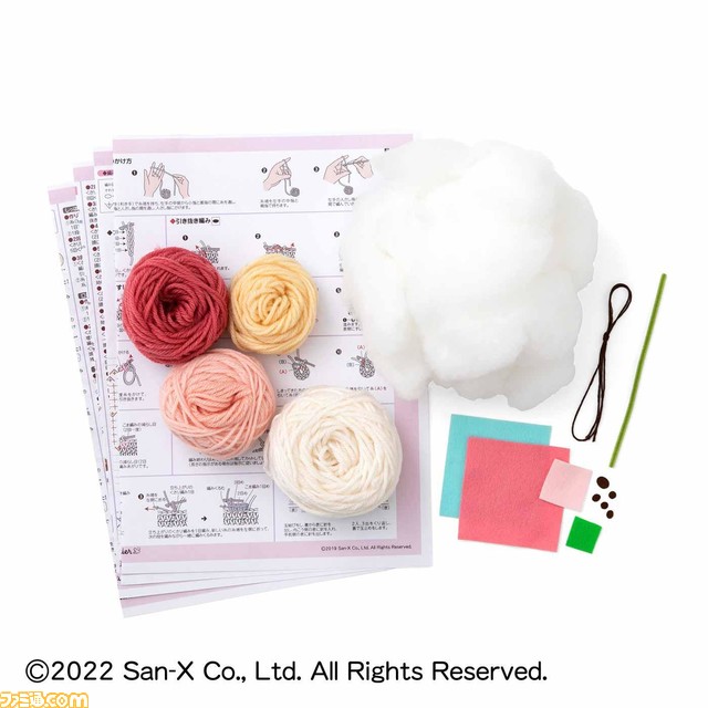 『すみっコぐらし』とクチュリエのコラボ商品が登場。フルーツの衣装を着たキャラを編んだり、ビーズのアイテムとして作れるハンドメイド商品