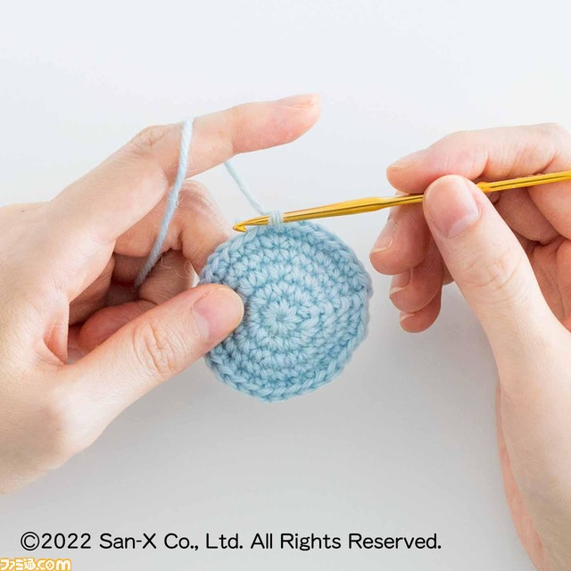 『すみっコぐらし』とクチュリエのコラボ商品が登場。フルーツの衣装を着たキャラを編んだり、ビーズのアイテムとして作れるハンドメイド商品