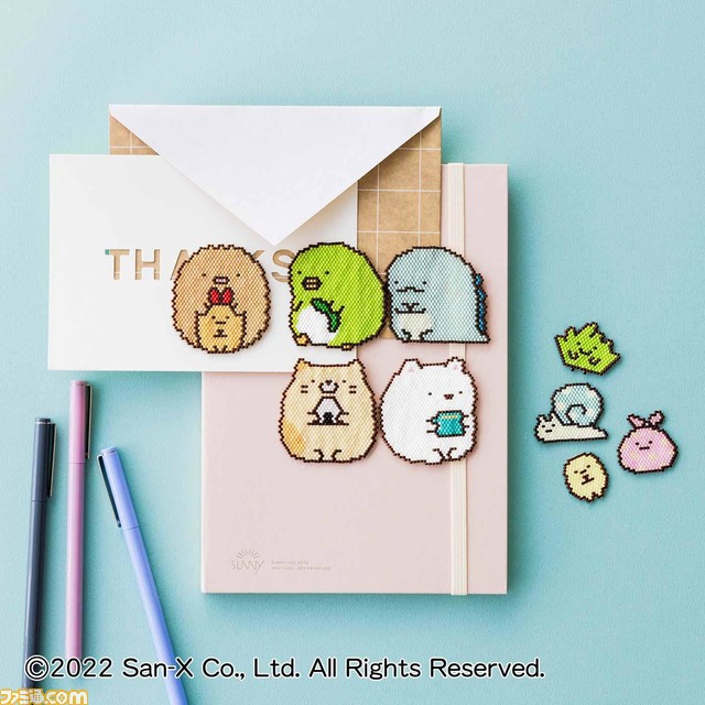 『すみっコぐらし』とクチュリエのコラボ商品が登場。フルーツの衣装を着たキャラを編んだり、ビーズのアイテムとして作れるハンドメイド商品