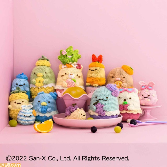 『すみっコぐらし』とクチュリエのコラボ商品が登場。フルーツの衣装を着たキャラを編んだり、ビーズのアイテムとして作れるハンドメイド商品