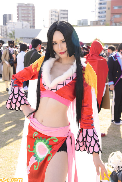 『チェンソーマン』マキマとレゼや『アズレン』エンタープライズ、『サイバーパンク エッジランナーズ』が何ともクール! “池袋ハロウィン2022”を沸かせた美麗コスプレイヤーたち【コスプレ写真30連発】