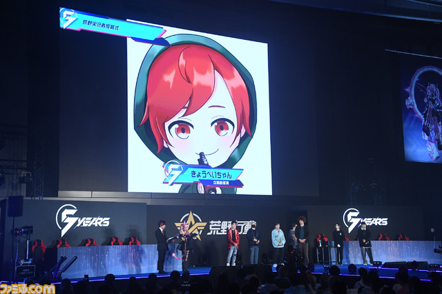 『荒野行動』5周年感謝祭リポート。えなこや手越祐也が芝刈り機〆夢幻、Maroら功労者を祝福。スペシャルマッチでは手越がプロ相手に強気な戦法で挑む!