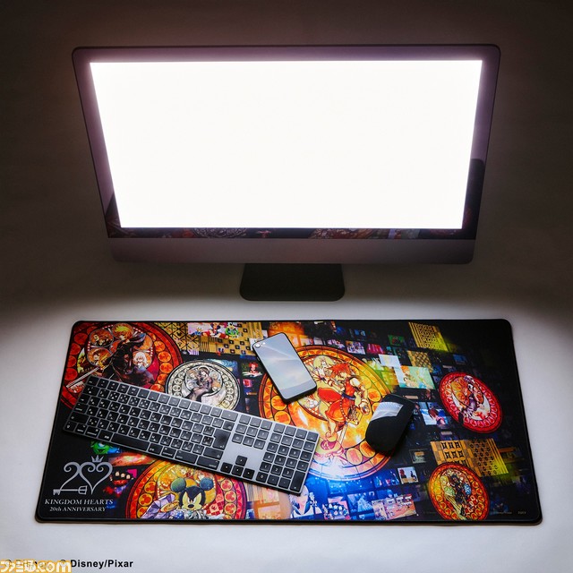 『キングダム ハーツ』新作グッズが発売。ステンドグラスのイラストを使用したマウスパッドや各キャラクターをモチーフにしたモーテルキーホルダーなどがラインアップ