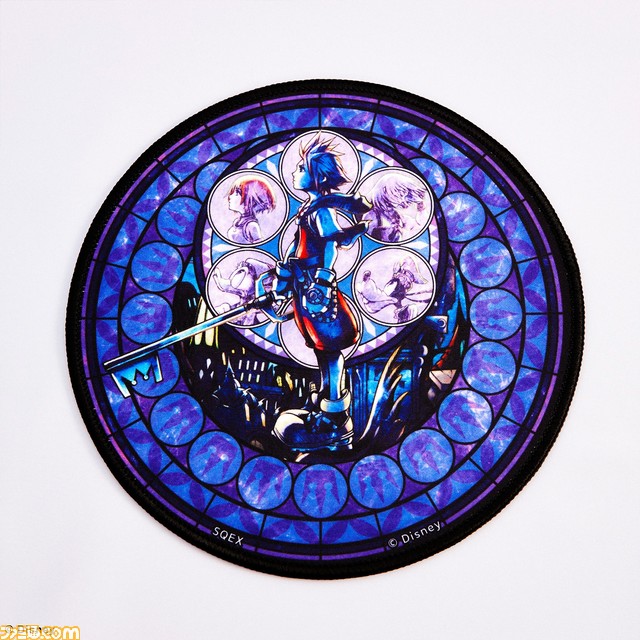 『キングダム ハーツ』新作グッズが発売。ステンドグラスのイラストを使用したマウスパッドや各キャラクターをモチーフにしたモーテルキーホルダーなどがラインアップ