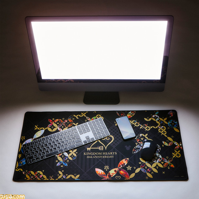 『キングダム ハーツ』新作グッズが発売。ステンドグラスのイラストを使用したマウスパッドや各キャラクターをモチーフにしたモーテルキーホルダーなどがラインアップ