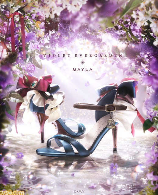 『ヴァイオレット・エヴァーガーデン』可憐なサンダルが本日(11/25)より予約開始。紺/赤と白の2色展開。大きなリボンがバックスタイルを彩り、中央には少佐の瞳と同じ色のストーンが光る