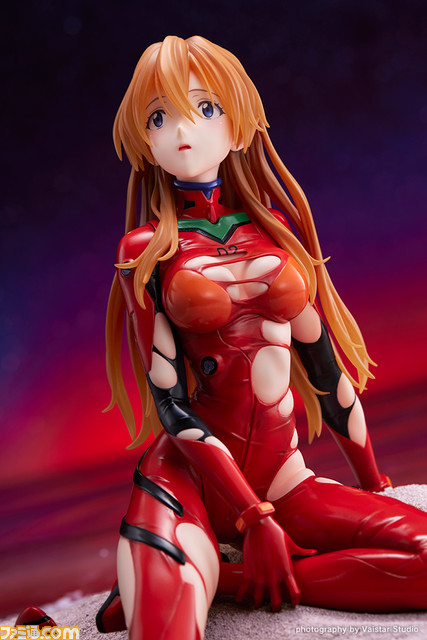 『エヴァ』渚で目を覚ましたアスカがフィギュア化。力の抜けた絶妙な表情や破れたプラグスーツを忠実に再現
