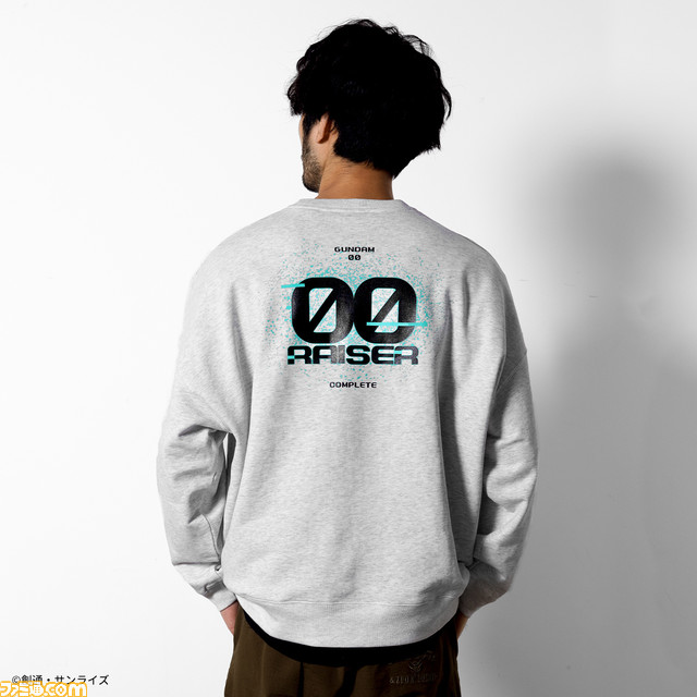 『機動戦士ガンダム00』“GN粒子”をイメージしたアパレルグッズが本日(12/6)より予約開始。Tシャツやトレーナーなど7アイテムがラインアップ