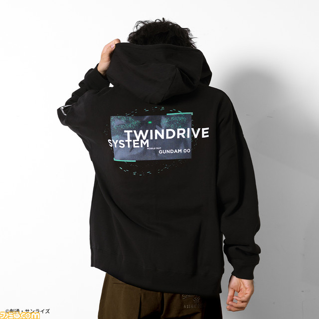 『機動戦士ガンダム00』“GN粒子”をイメージしたアパレルグッズが本日(12/6)より予約開始。Tシャツやトレーナーなど7アイテムがラインアップ