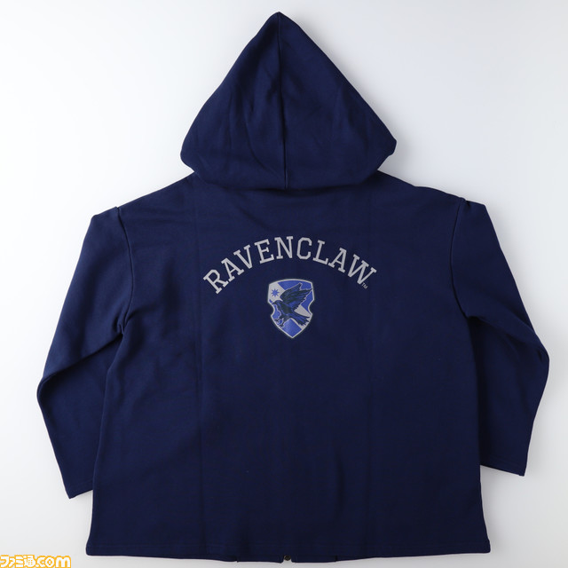 “ハリー・ポッター マホウドコロ”が12月9日より阪急西宮ガーデンズにオープン。作中に登場するクィディッチローブをイメージしたパーカーが新発売