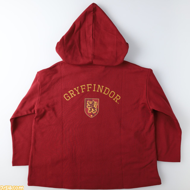 “ハリー・ポッター マホウドコロ”が12月9日より阪急西宮ガーデンズにオープン。作中に登場するクィディッチローブをイメージしたパーカーが新発売