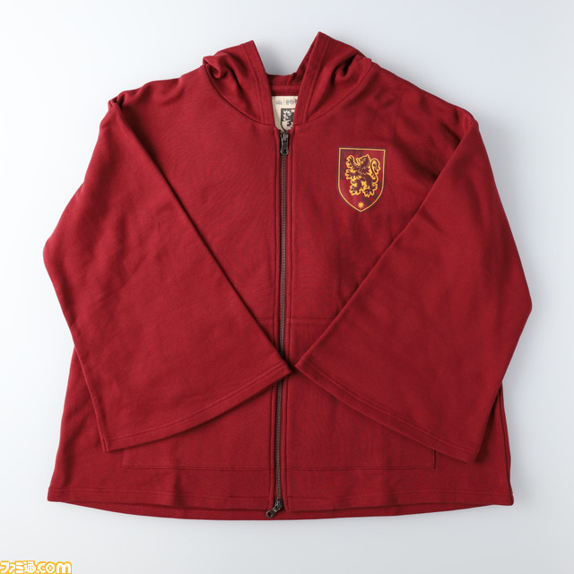 “ハリー・ポッター マホウドコロ”が12月9日より阪急西宮ガーデンズにオープン。作中に登場するクィディッチローブをイメージしたパーカーが新発売