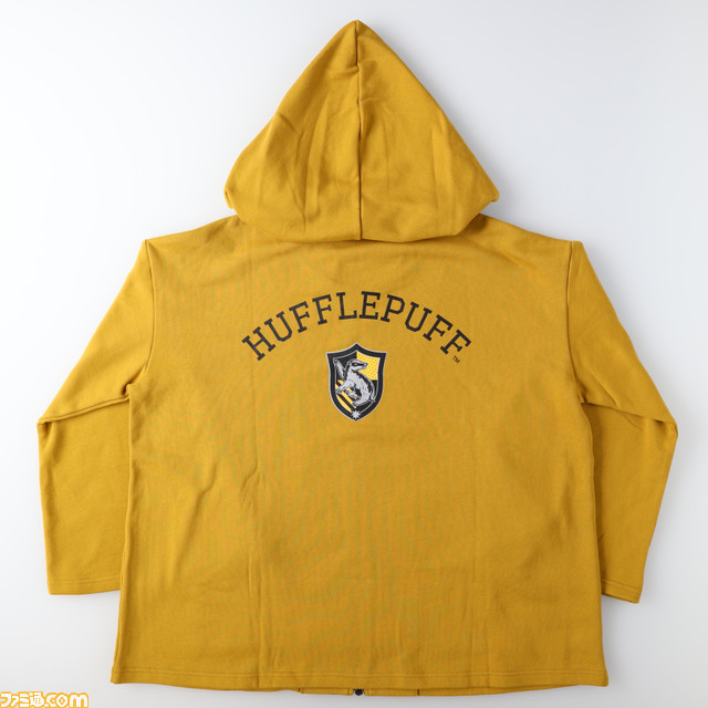 “ハリー・ポッター マホウドコロ”が12月9日より阪急西宮ガーデンズにオープン。作中に登場するクィディッチローブをイメージしたパーカーが新発売