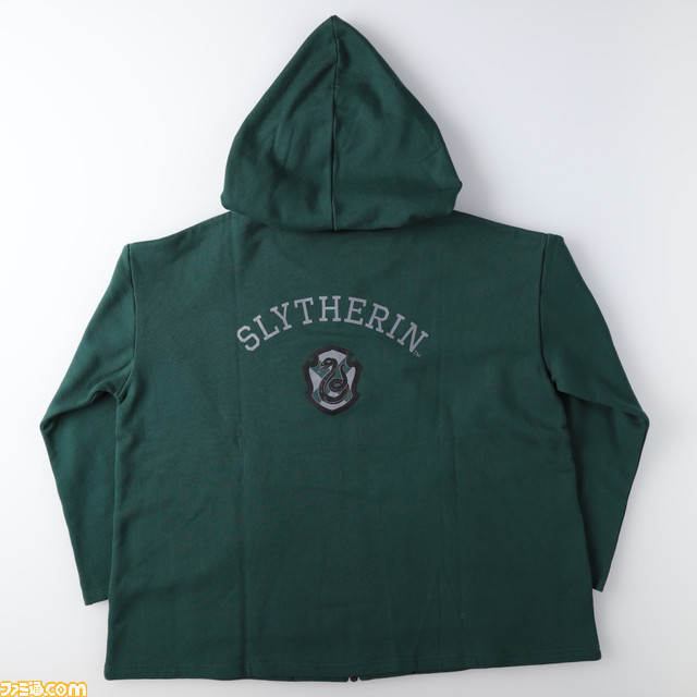 “ハリー・ポッター マホウドコロ”が12月9日より阪急西宮ガーデンズにオープン。作中に登場するクィディッチローブをイメージしたパーカーが新発売