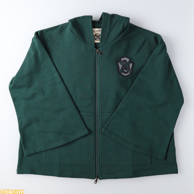 “ハリー・ポッター マホウドコロ”が12月9日より阪急西宮ガーデンズにオープン。作中に登場するクィディッチローブをイメージしたパーカーが新発売