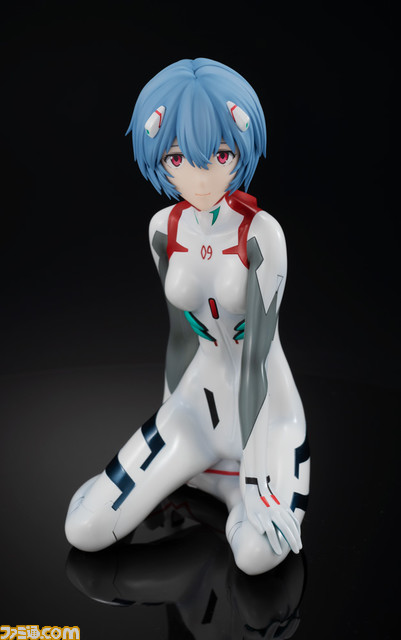 『エヴァ』アスカ、レイ、マリの1/8スケールフィギュアが登場。印象的な白いプラグスーツに身を包んだ姿で立体化