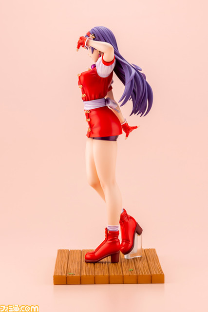 『KOF'98』麻宮アテナのフィギュアが登場。拳法着とチャイナ服がモチーフの道着服にスパッツを組み合わせたコスチューム姿で立体化