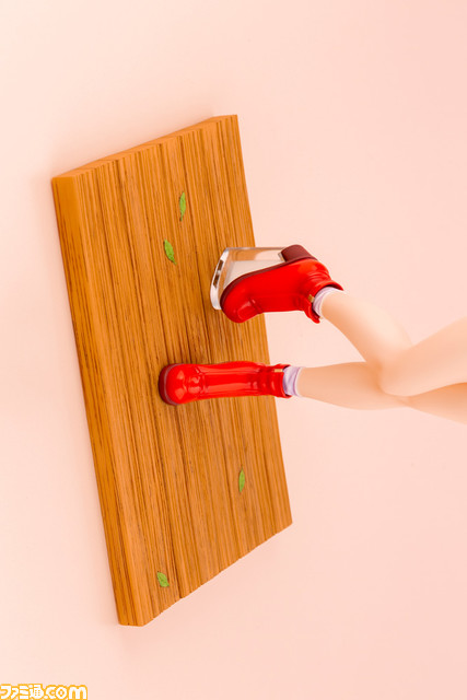 『KOF'98』麻宮アテナのフィギュアが登場。拳法着とチャイナ服がモチーフの道着服にスパッツを組み合わせたコスチューム姿で立体化