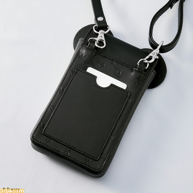 『キングダム ハーツ』PCケース、マルチケース、ショルダーポーチが予約開始。20周年を記念したモノグラムや黒コートを着た王様をモチーフにデザイン