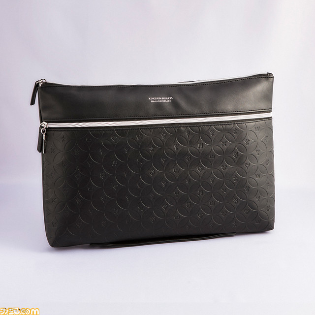『キングダム ハーツ』PCケース、マルチケース、ショルダーポーチが予約開始。20周年を記念したモノグラムや黒コートを着た王様をモチーフにデザイン