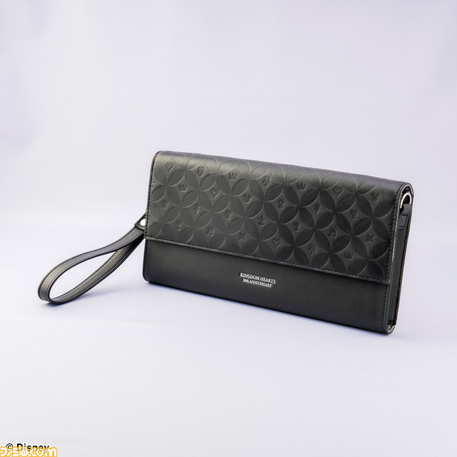 『キングダム ハーツ』PCケース、マルチケース、ショルダーポーチが予約開始。20周年を記念したモノグラムや黒コートを着た王様をモチーフにデザイン