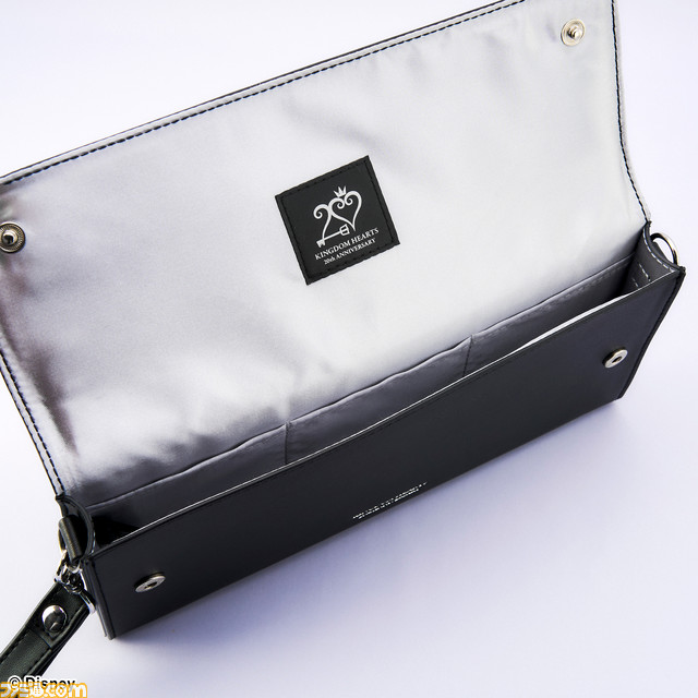 『キングダム ハーツ』PCケース、マルチケース、ショルダーポーチが予約開始。20周年を記念したモノグラムや黒コートを着た王様をモチーフにデザイン