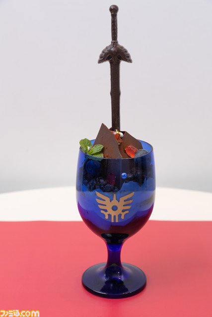 『ドラゴンクエスト』ロトの伝説をイメージした特別なパフェが登場。ロトのつるぎは大きなチョコレートで再現。2月10日より期間限定で販売