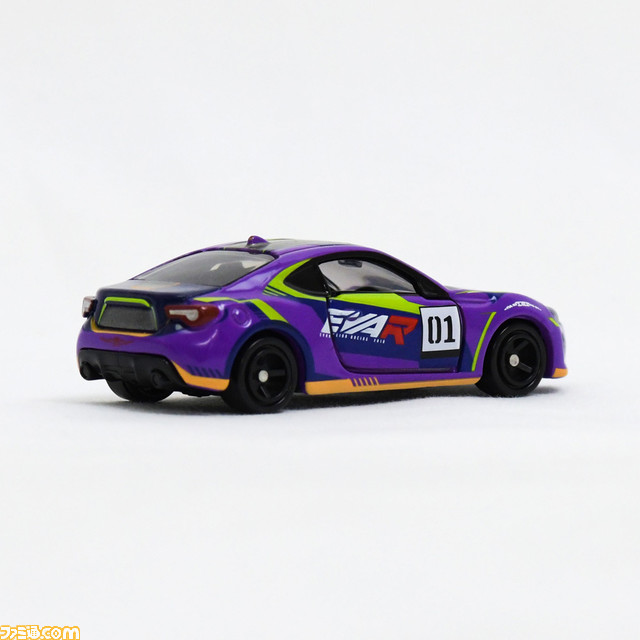 エヴァンゲリオンレーシング×トミカのコラボ商品“トミカ エヴァRT初号機 トヨタ 86”が2月14日より予約開始。レースに参戦したマシンを完全再現