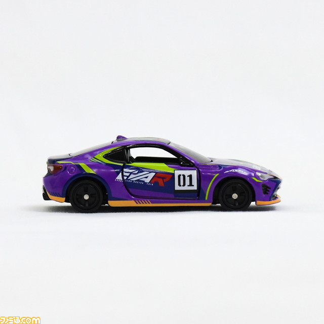 エヴァンゲリオンレーシング×トミカのコラボ商品“トミカ エヴァRT初号機 トヨタ 86”が2月14日より予約開始。レースに参戦したマシンを完全再現