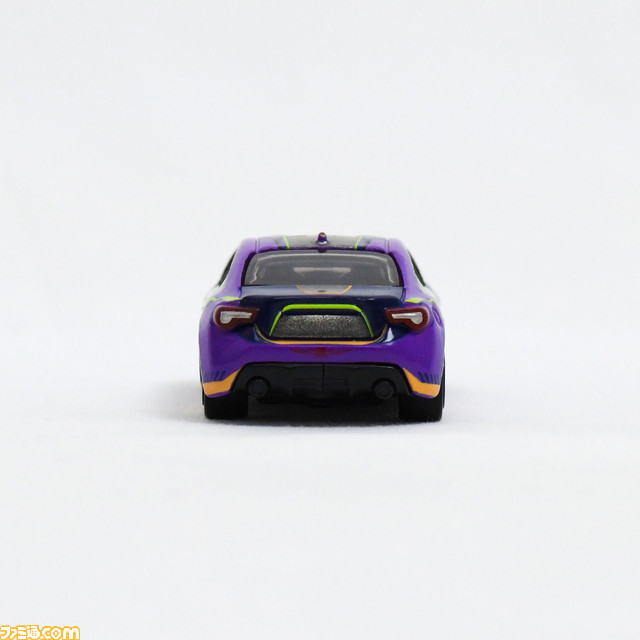 エヴァンゲリオンレーシング×トミカのコラボ商品“トミカ エヴァRT初号機 トヨタ 86”が2月14日より予約開始。レースに参戦したマシンを完全再現