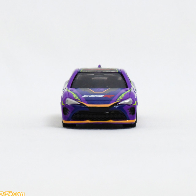 エヴァンゲリオンレーシング×トミカのコラボ商品“トミカ エヴァRT初号機 トヨタ 86”が2月14日より予約開始。レースに参戦したマシンを完全再現