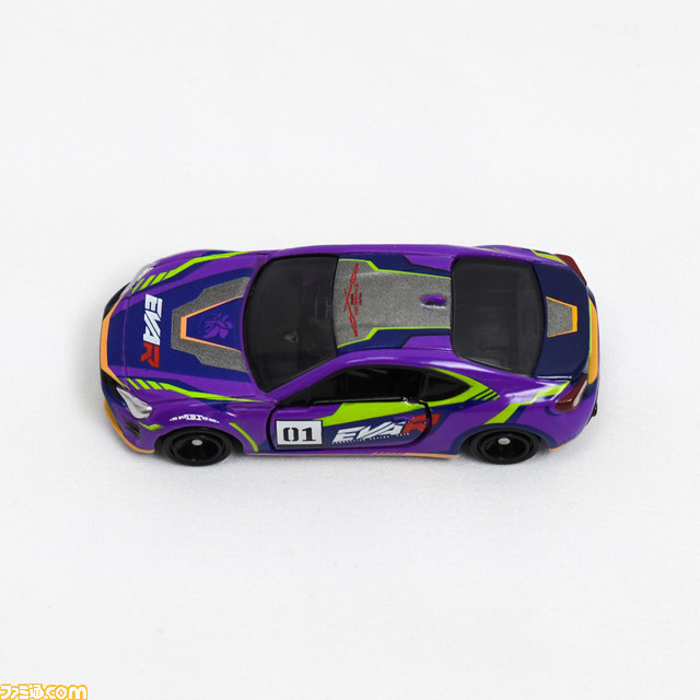 エヴァンゲリオンレーシング×トミカのコラボ商品“トミカ エヴァRT初号機 トヨタ 86”が2月14日より予約開始。レースに参戦したマシンを完全再現