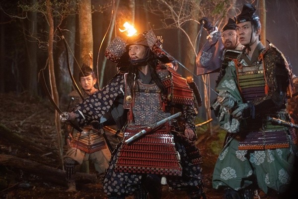 ギャル審神者とへし切長谷部たちがスクランブル交差点に!? 『映画刀剣乱舞-黎明-』場面写真公開