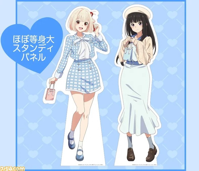 『リコリコ』千束とたきながデート服&パティシエ衣装でアトレ秋葉原に登場。イベント限定の缶バッジなどオリジナルグッズを本日（3/1）より発売