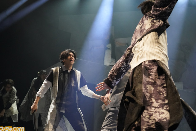 ヨコオタロウ氏原作・脚本『爆剣 〜東京転生死合・再戦〜』ゲネプロリポート。“再戦”という機会にしか味わえない舞台上の熱いシーンの数々を写真でお裾分け