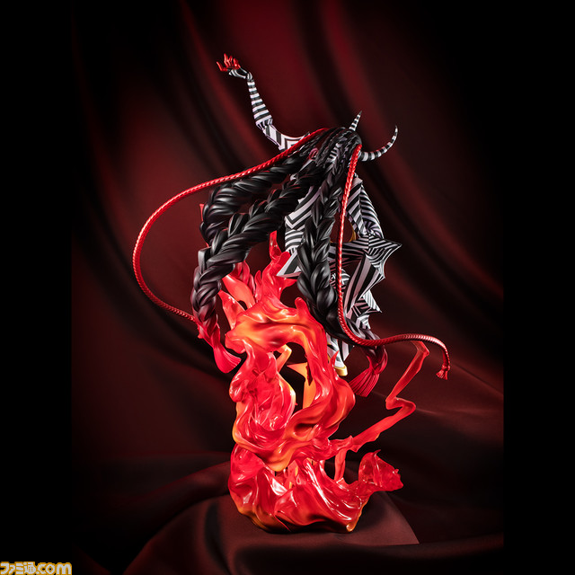 『ペルソナ５ ザ・ロイヤル』のロキが高さ約30cmのフィギュアになって登場。限定特典は、ロキのシルエットをダズル迷彩のデザインで描いたTシャツ