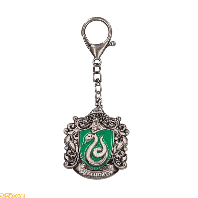 “ハリー・ポッター マホウドコロ”が3月17日より東京駅にオープン。寮の紋章などをイメージしたメタルキーホルダーを新発売。店舗限定の特典も付属