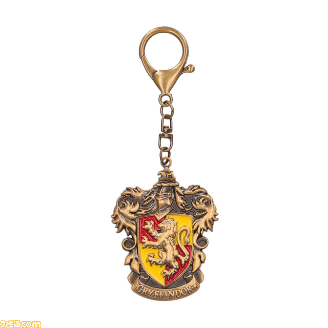 “ハリー・ポッター マホウドコロ”が3月17日より東京駅にオープン。寮の紋章などをイメージしたメタルキーホルダーを新発売。店舗限定の特典も付属